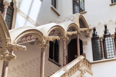 BARCELONA, SPAIN - 12 Mayıs 2017: Bu kapalı merdiven ib Macaya Evi 'nin iç avlusu, Art Nouveau tarzı bir başyapıt.