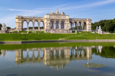 Vienna, AUSTRIA - 14 Mayıs 2019 Burası Glorietta - Schonbrunn saray parkında sütunlu açık bir pavyon.