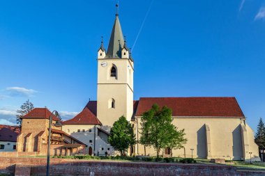 TARGU MURES, ROMANIA - 5 Mayıs 2023: Bu şehir kalesindeki 15. yüzyıl Gotik kilisesi.