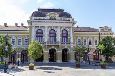 EGER, HUNGARY - 28 MAYIS 2024: bu Istvan Dobo Meydanı 'ndaki belediye binası.