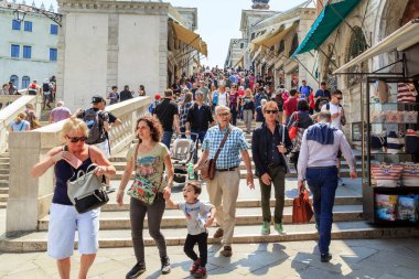 Venedik, İtalya - 18 Mayıs 2018: Tanımlanamayan turistler Rialto Köprüsü 'nden sürekli olarak geçen bir insan akışı içindeler..
