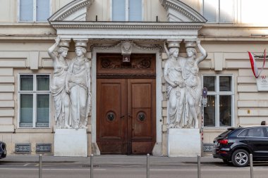 Vienna, AUSTRIA - 26 Mayıs 2024 Pallavicini Sarayı 'nın girişinde süvarileri olan mimari bir parça..