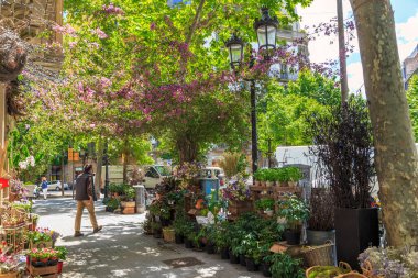 BARCELONA, İspanya - 12 Mayıs 2017: Bu Eixample bölgesinde bir çiçek pazarı.