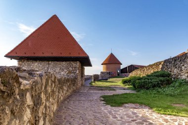 EGER, HUNGARY - 27 MAYIS 2024: bu kalenin kuleleri arasında bir geçit.