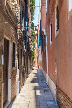 Venedik, İtalya - 11 Eylül 2018 Burası eski şehrin dar yerleşim yerlerinden biri..