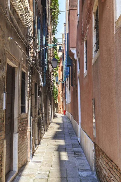 Venedik, İtalya - 11 Eylül 2018 Burası eski şehrin dar yerleşim yerlerinden biri..