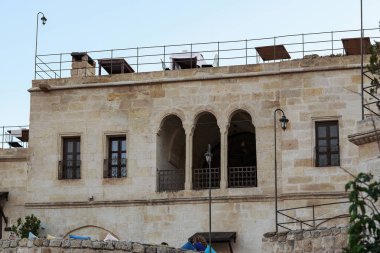 URGUP, TURKEY - 3 EKİM 2020: Bu, bir kütüğü ve terası olan eski bir evin bir parçası.