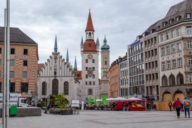 MUNICH, ALMANY - 22 MAYIS 2024 Marienplatz 'daki Old Town Hall manzarası.