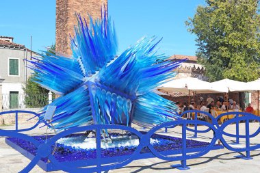 VENICE, ITALY - 9 EPTEMBER 2018: Bu olağandışı bir anıt Glass Kuyruklu Yıldızı (Cometa di Vetro), gök mavisinin tüm tonlarıyla yanardöner (ana cam üfleyici Simone Cenedese)).