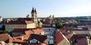 EGER, HUNGARY - 27 Mayıs 2024: Bu gün batımında Eger Kalesi 'nin tepelerinden tarihi şehir merkezinde Istvan Dobo Meydanı' nın bir görüntüsü.