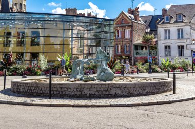 HONFLEUR, FRANSA - 1 Eylül 2019: bu Norman sahil kasabasında bir istiridye toplayıcısı çeşmesi.