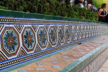 SEVILLE, SPAIN - 21 Mayıs 2017: Bu Alcazar Gardens parklarından birinde büyük bir seramik bank.