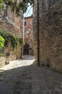 MonteFIORALLE, İtalya - 15 Eylül 2018 Burası Amerigo Vespucci 'nin doğduğu yer olan Chianti Vadisi' ndeki bir ortaçağ köyünün sokaklarından biri..