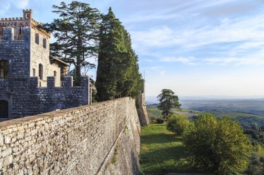 TUSCANY, İTALYA 15 Eylül 2018: bu Brolio Kalesi 'nin duvarlarından akşam Chianti Vadisi' ne bir manzara.