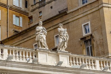 ROME, VATİKAN - 9 MARTH 2023: Bu, Bernini 'nin sütununu kaplayan azizlerin heykellerinin olduğu bir parça..