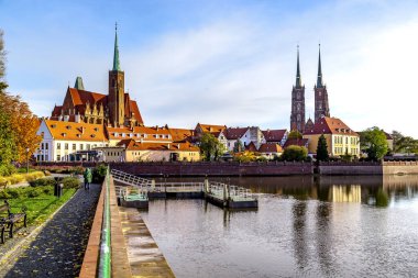 WROCLAW, POLAND - 4 Kasım 2023 Bu Peter Vlastovich Bulvarı 'ndan Tumsky Adası' ndaki kilise kulelerinin görüntüsü.