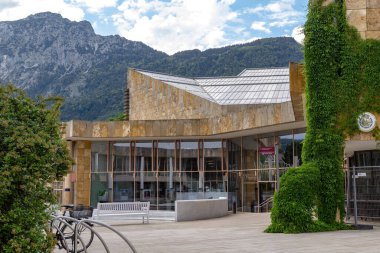 Bad REICHENHENHALL, ALMANY - 19 Mayıs 2024: Bu Bavyera termal kaplıca kasabasındaki modern bir bina, Kurhaus Centrum.