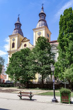 EGER, HUNGARY - 28 MAYIS 2024 Bunlar St. Bernard Kilisesi 'nin kuleleri.