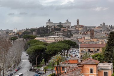 ROME, ITALY - 10 MARTH 2023: bu bulutlu bahar günü Aventine Hill 'in yükseklerinden eski bir şehir görüntüsü.