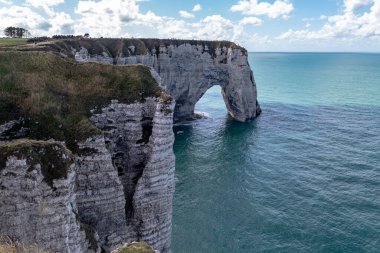 ETRETAT, FRANCE - 1 Eylül 2019 Bu Alabaster Sahili 'ndeki Rock d' Aval ve Mannaport Kemeri 'nin görüntüsü.