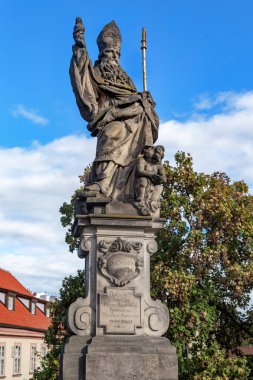 PRAG, CZECH - 26 Ekim 2023 Bu, Charles Köprüsü 'ne dikilmiş Aziz Augustine' in bir heykeli.