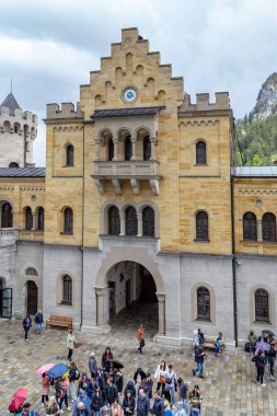 SCHWANGAU, GERMANY - 23 Mayıs 2024: Bu Neuschwanstein Kalesi 'nin avlu tarafından görünen görüntüsü.