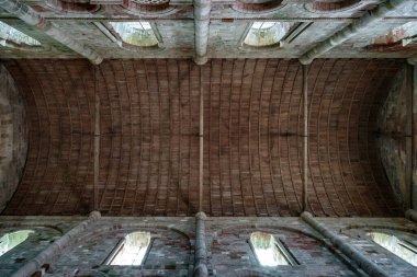 MONT SAINT-MICHEL, FRANCE - 2 Eylül 2019: Bu orta çağ kilisesinin merkez kapısının mahzeni.