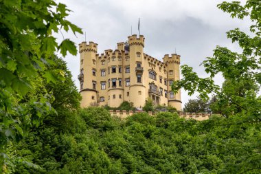 SCHWANGAU, GERMANY - 23 Mayıs 2024: Hohenschwangau Kalesi manzarası.