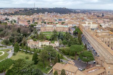 ROME, VATİKAN - 9 MARTH 2023: Bu Vatikan Müzeleri ve Bahçeleri 'nin St. Peter Bazilikası' nın yüksekliğinden bir görüntüsü..