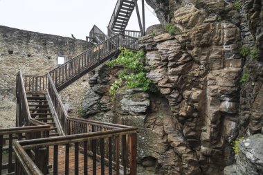 AGGSTEIN, AUSTRIA - 12 Mayıs 2019: Bunlar mimarisi doğal kayaların üzerine inşa edilmiş Aggstein Kalesi 'nin duvarlarına çıkan merdivenler..