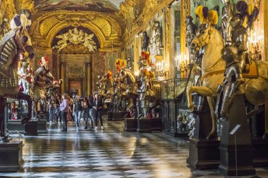 TURIN, İTALYA 16 Mayıs 2018 Bunlar Kraliyet Sarayı Cephanelik Odası 'na kimliği belirsiz ziyaretçiler..