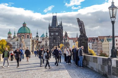 PRAG, CZECH - 26 Ekim 2023 Eski Şehir Köprüsü yakınlarındaki Charles Köprüsü 'ndeki kimliği belirsiz kişiler..