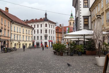 LJUBLJANA, SLOVENIA - MARTH 7, 2023: Bu eski kasabanın merkez meydanı.