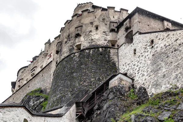 WERFEN, AUDTRIA - 20 Mayıs 2019: Bu Hohenwerfen Ortaçağ şatosunun aşılmaz duvarlarının ve kulelerinin bir parçası.