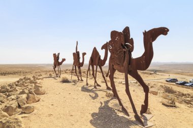 AVDAT, ISRAEL - 23 EPTEMBER 2017: Bu, Negev çölündeki antik bir Nabatean şehrine giden bir karavanın figürlerinin yer aldığı bir sanat kurulumu.