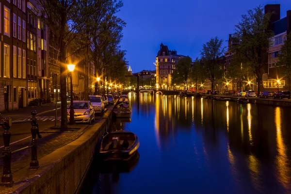 Noche de primavera en Amsterdam —  Fotos de Stock