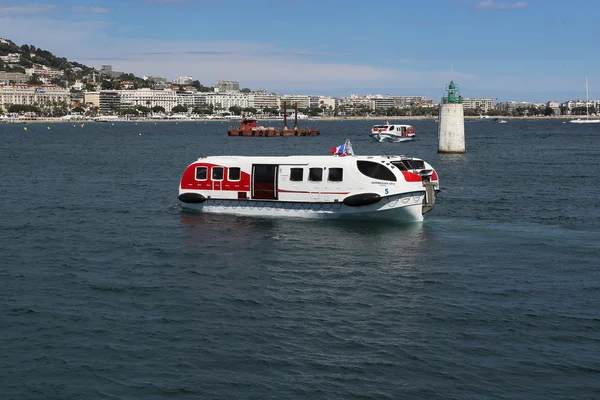 Morskich Tramwaje w portu w Cannes — Zdjęcie stockowe