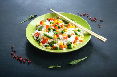 Karanlık bir arka plan üzerinde sebzeli pilav. Sağlıklı gıda kavramı. Diyet gıda.