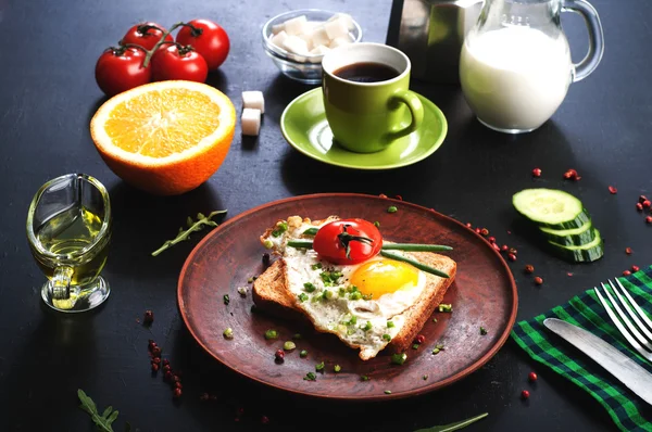 Begreppet nyttiga och välsmakande hemlagad frukost. Smörgås med ägg och tomater, Stäng-cut grönsaker, en kopp kaffe, kaffe och andra frukost attribut. — Stockfoto