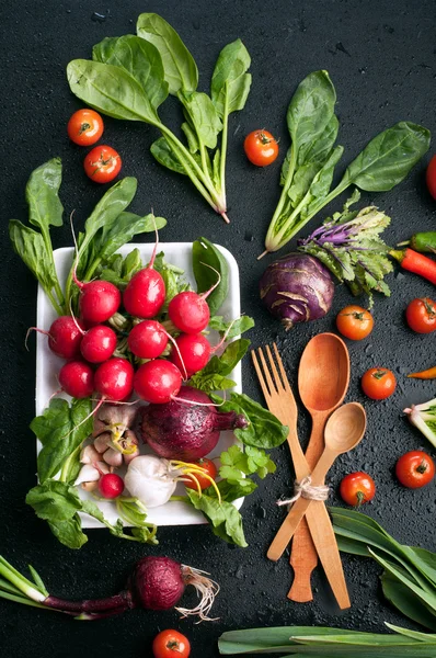 Friss lédús zöldségek és fűszernövények, mint például a retek, hagyma, spenót, paradicsom és csípős paprika a táblán. Vegán koncepció. Növényi háttér — Stock Fotó