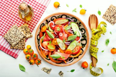 Diyet sebze salatası, domates, salatalık, biber, mor soğan ve fesleğen tabak. Kavram diyet yiyecek. Az yağlı vegan diyet