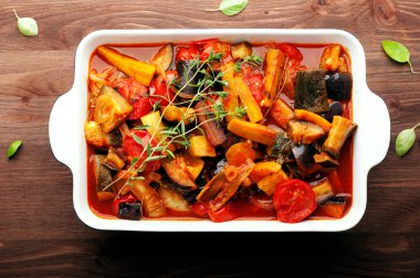'Ratatouille' ev yapımı taze güveç. Patlıcan, kabak, havuç, soğan, domates, kokulu bir delikanlı ile aromalı dilim. Vejetaryen diyet