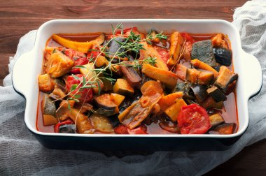 'Ratatouille' ev yapımı taze güveç. Patlıcan, kabak, havuç, soğan, domates, kokulu bir delikanlı ile aromalı dilim. Vejetaryen diyet