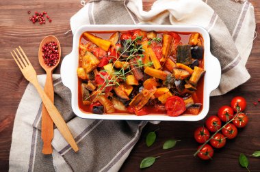 'Ratatouille' ev yapımı taze güveç. Patlıcan, kabak, havuç, soğan, domates, kokulu bir delikanlı ile aromalı dilim. Vejetaryen diyet