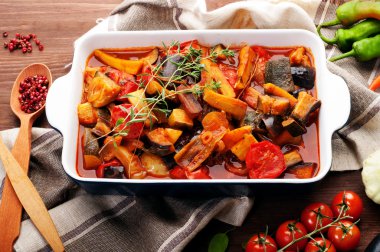 'Ratatouille' ev yapımı taze güveç. Patlıcan, kabak, havuç, soğan, domates, kokulu bir delikanlı ile aromalı dilim. Vejetaryen diyet