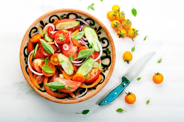 Prato de salada vegetal dietética de tomates, pepinos, pimentas, cebola roxa e manjericão. Comida de dieta de conceito. Dieta vegana com baixo teor de gordura — Fotografia de Stock