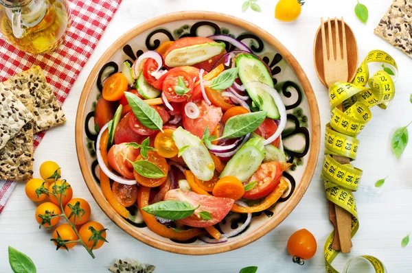 Štítek dietní zeleninový salát z rajčat, okurky, papriky, fialové cibule a bazalkou. Pojem dietní jídlo. Low tuku veganské stravě — Stock fotografie