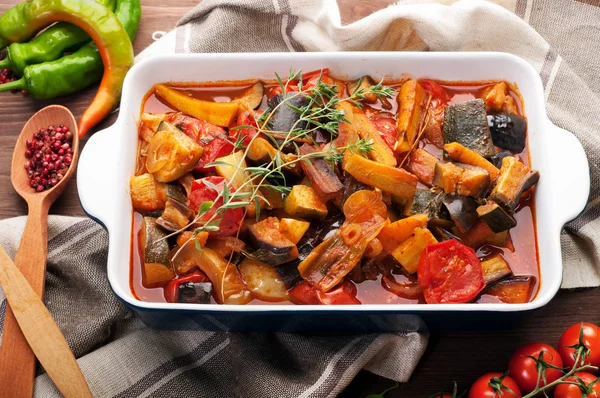 Friss pörkölt "Ratatouille" házi készítésű. Padlizsán, cukkini, sárgarépa, hagyma, paradicsom, ízesített egy ágacska pikáns szelet. Vegetáriánus étrend — Stock Fotó