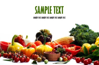 Organik gıda konsepti. Taze sulu sebze ve otlar, çok renkli biber gibi, kiraz domates, kabak ve fesleğen beyaz bir arka plan üzerinde yaprakları. Vejetaryen, vegan ürünler. Metin için alan