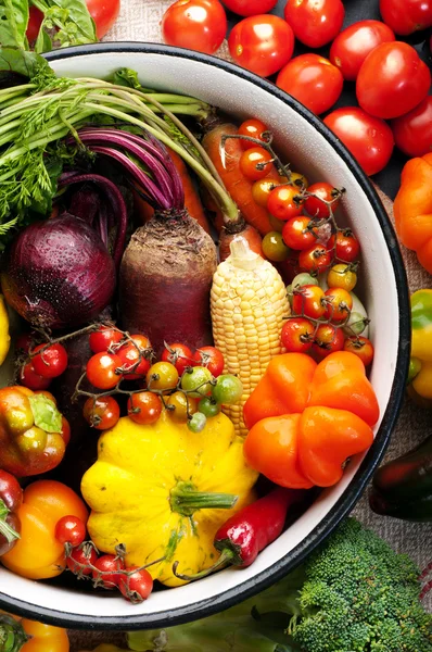 Concepto de alimentos orgánicos. Un tazón de verduras frescas y jugosas. Pimientos brillantes, tomates cherry, calabaza, cebollas, zanahorias y remolachas. Vegetariano, productos veganos. Fondo de pantalla vegetal — Foto de Stock